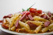 Macarrão com calabresa na panela de pressão