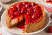 Cheesecake com molho de morangos