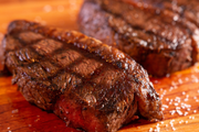 “Perde toda a suculência”: chef explica por que você nunca deve salgar a carne do churrasco dos dois lados