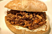 Sanduíche de porco agridoce (Pulled Pork)