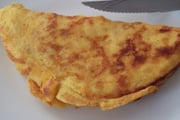 Omelete com banana e queijo