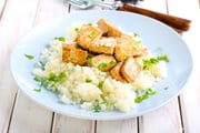 Tofu com crosta de castanha-de-caju e legumes