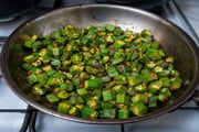 Quiabo é um dos vegetais mais gostosos se você souber como fazer do jeito certo: TudoGostoso ensina o passo a passo para um quiabo sem baba
