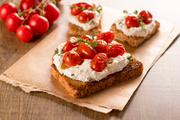 Tostada de Pasta de Ricotta com Tomatinho Confitado