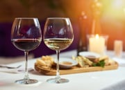 Como harmonizar vinho tinto, branco e rosé: descubra qual combina melhor com cada alimento
