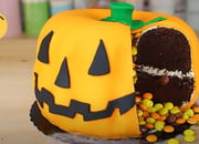 Esse bolo em forma de abóbora vai salvar a sua festa de Halloween - é de chocolate com recheio de ganache branco, delicioso!