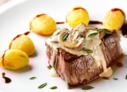 Bife ao molho de maionese com manjericão