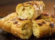 Pão de alho para churrasco com pão francês amanhecido