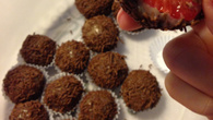 Brigadeiro recheado com morango
