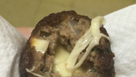 Bolinha de carne moída recheada com queijo