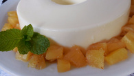 Manjar de coco com calda de abacaxi