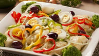 Salada de bacalhau fria tradicional portuguesa com ovo e azeitona