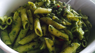 Penne à pesto (macarrão tipo penne com molho de manjericão)