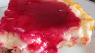 Torta de requeijão com cobertura de groselha