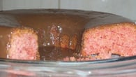 Bolo de massa vermelha com cobertura de chocolate