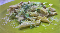 Penne cremoso com frango e brócolis