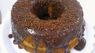Bolo comum com cobertura de chocolate