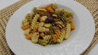 Salada de macarrão com cogumelos e azeitonas da Abima
