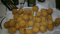 Bolinho de calabresa com queijo