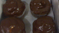 Cupcake de chocolate coberto com merengue e chocolate