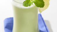 Vitamina de molico com suco de abacaxi e hortelã