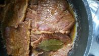 Carne na panela de pressão com molho escuro