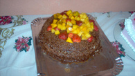 Bolo de chocolate com frutas