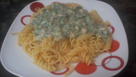 Macarrão ao molho de espinafre com frango