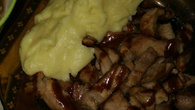 Carne suína com purê e barbecue