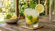 Caipirinha de limão-taiti e limão-siciliano com o dobro de sabor para curtir os jogos de futebol