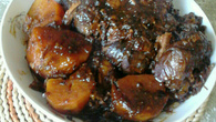 Carne assada com batatas douradas