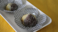 Brigadeiro preto com brigadeiro de maracujá