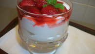 Sobremesa rápida de morango com creme