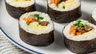 Kimbap ou gimbap, o rolinho de arroz colorido recheado com legumes e carne bovina