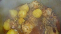 Sobre coxas de frango assadas com batata