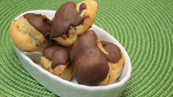 Carolina ou bomba de doce de leite com chocolate