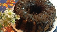 Bolo vegan de laranja e cobertura de chocolate