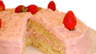 Bolo com recheio e cobertura de morango