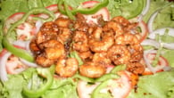 Camarão agridoce com salada verde
