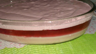 Gelatina de morango com creme de leite condensado