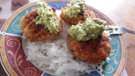 Bolinhos de salmão com molho de abacate