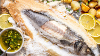 Peixe assado no sal grosso