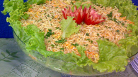 Salada de alface com batata palha