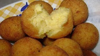 Bolinho de milho recheado com queijo parmesão