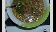 Sopa de feijão com macarrão de letrinhas e linguiça