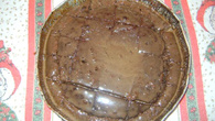 Bolo caseiro de chocolate com calda.