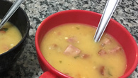 Sopa de mandioca com linguiça