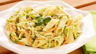 Salada de penne com pesto de rúcula