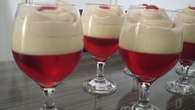 Taças de gelatina com creme e chantily