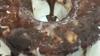 Pudim de sorvete com calda de chocolate